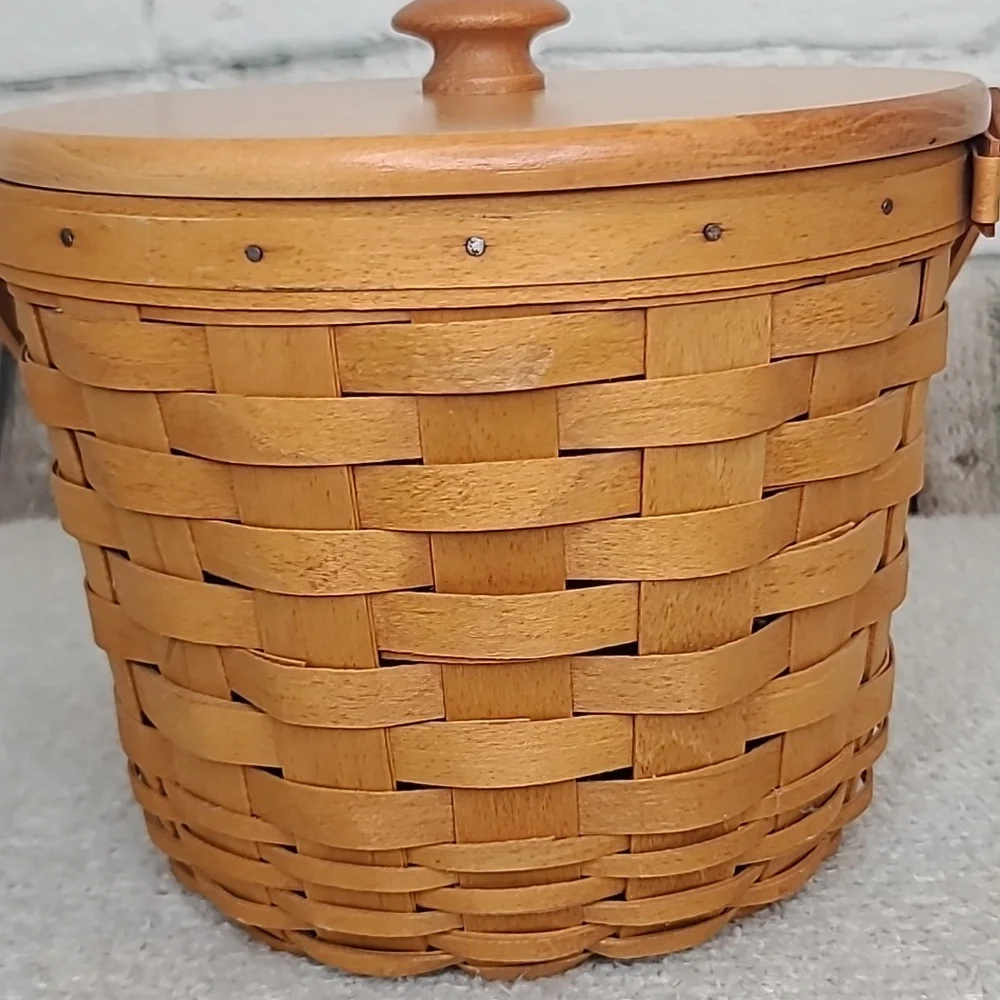 Longaberger Handmade Vintage '99 Medium Fruit Basket 13102 w/Wooden Lid & Insert